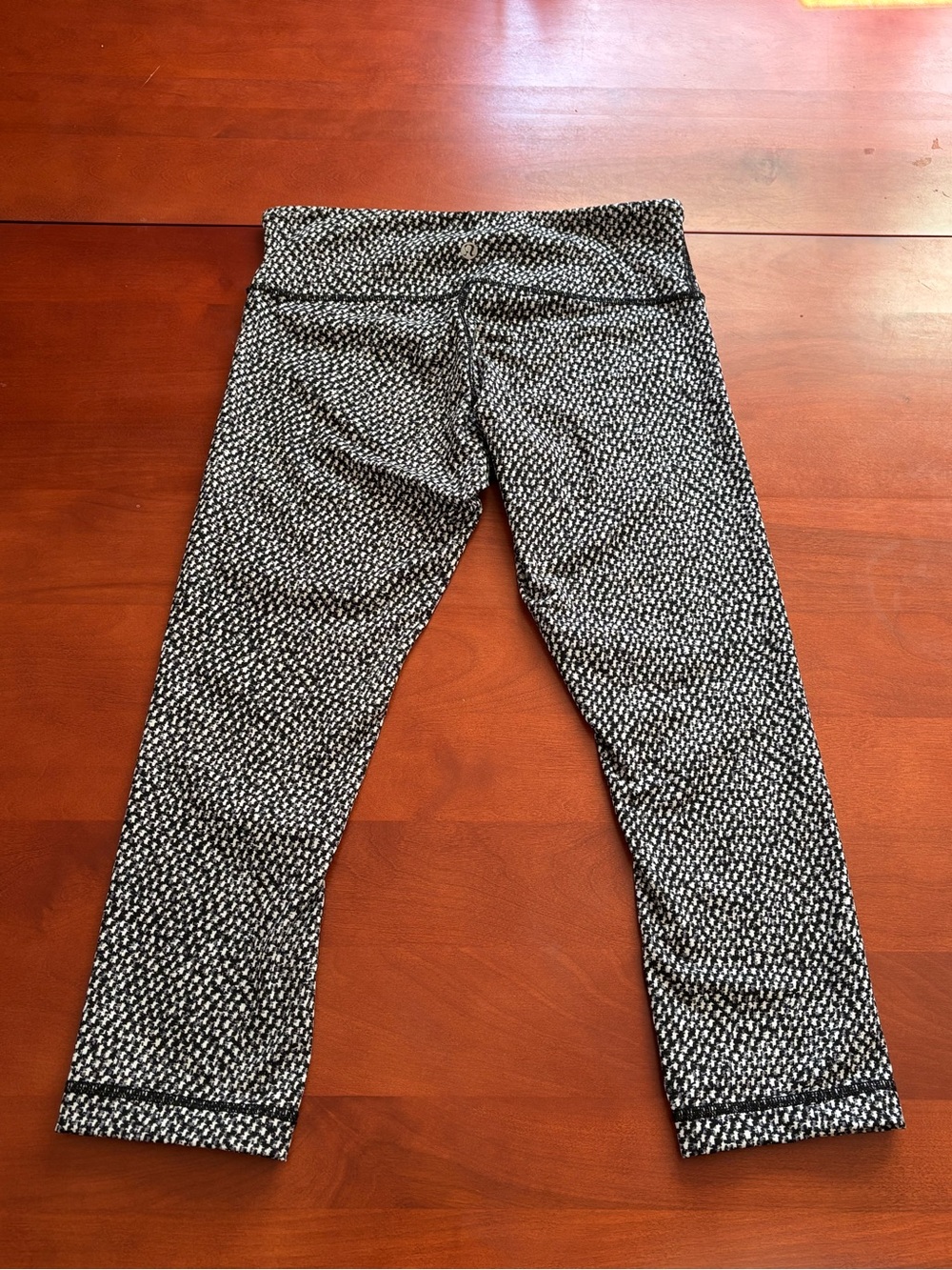 Lululemon Athletica Black and White Women’s Leggings Size 6 - Picture 2 of 5